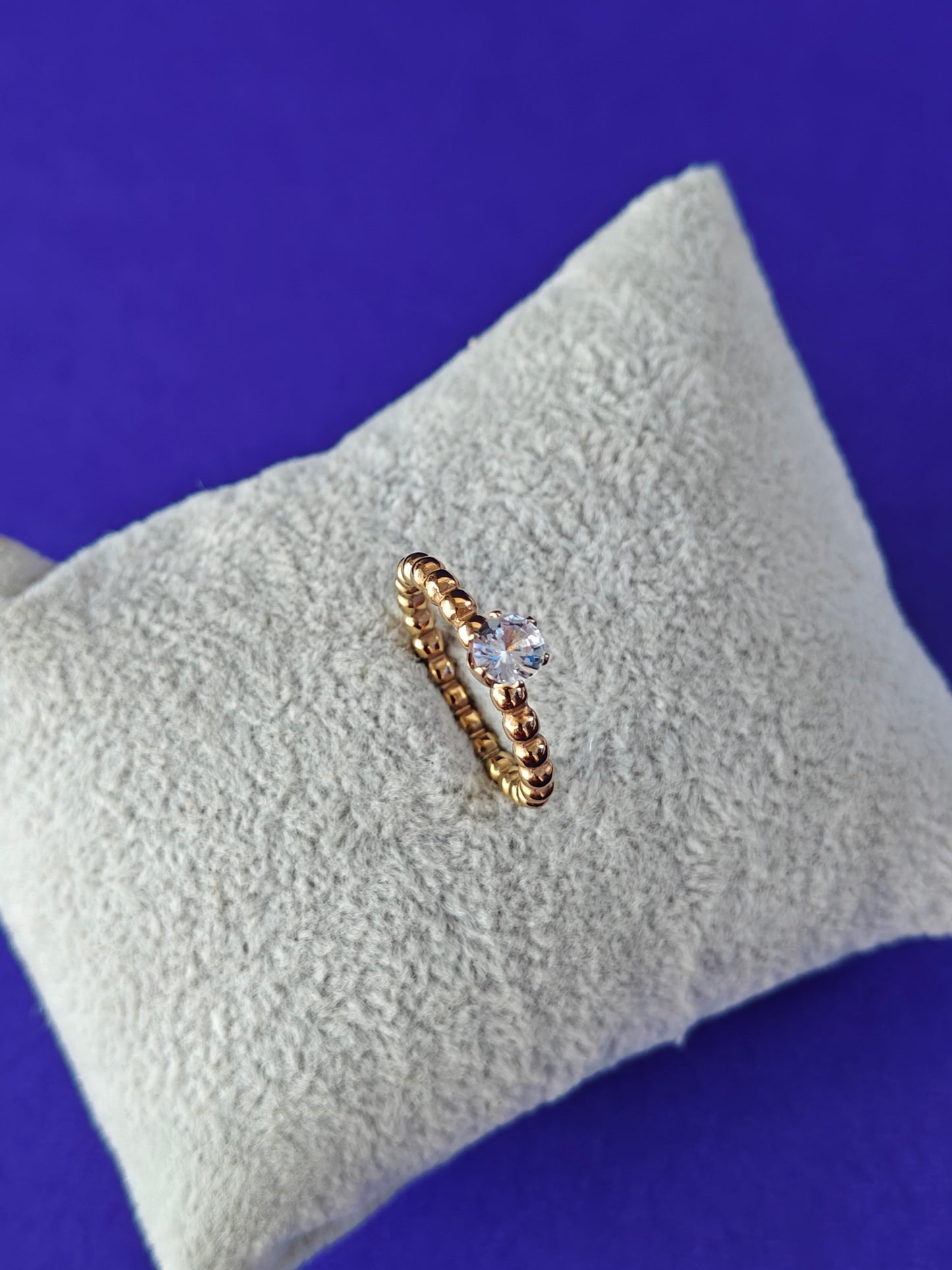 GOLD RING ..