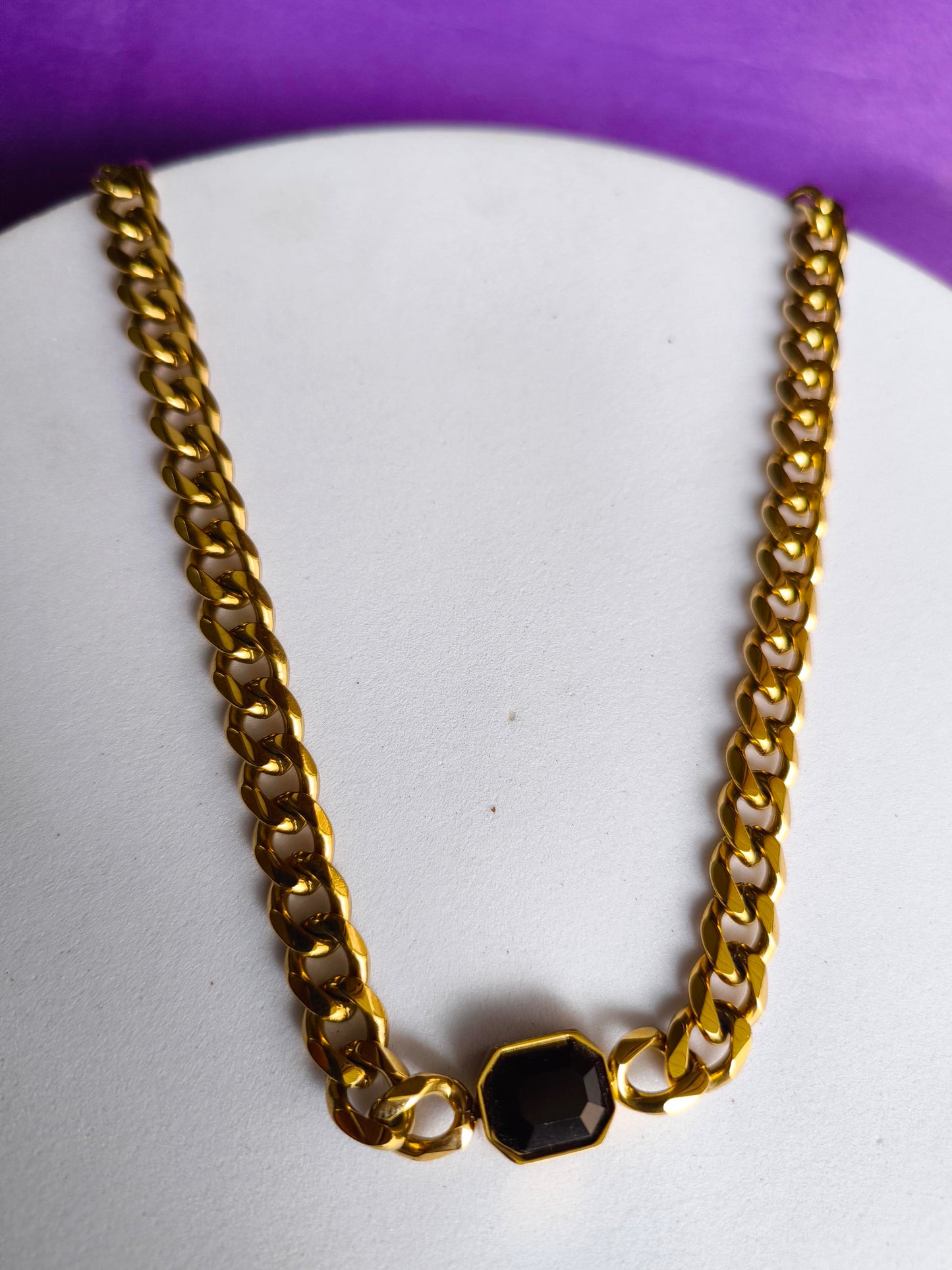 UNISEX GOLD BLACK STONE CHAIN O U