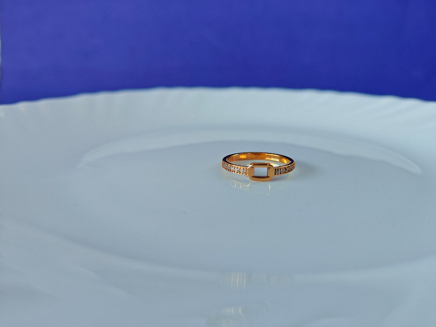 GOLD RING ..