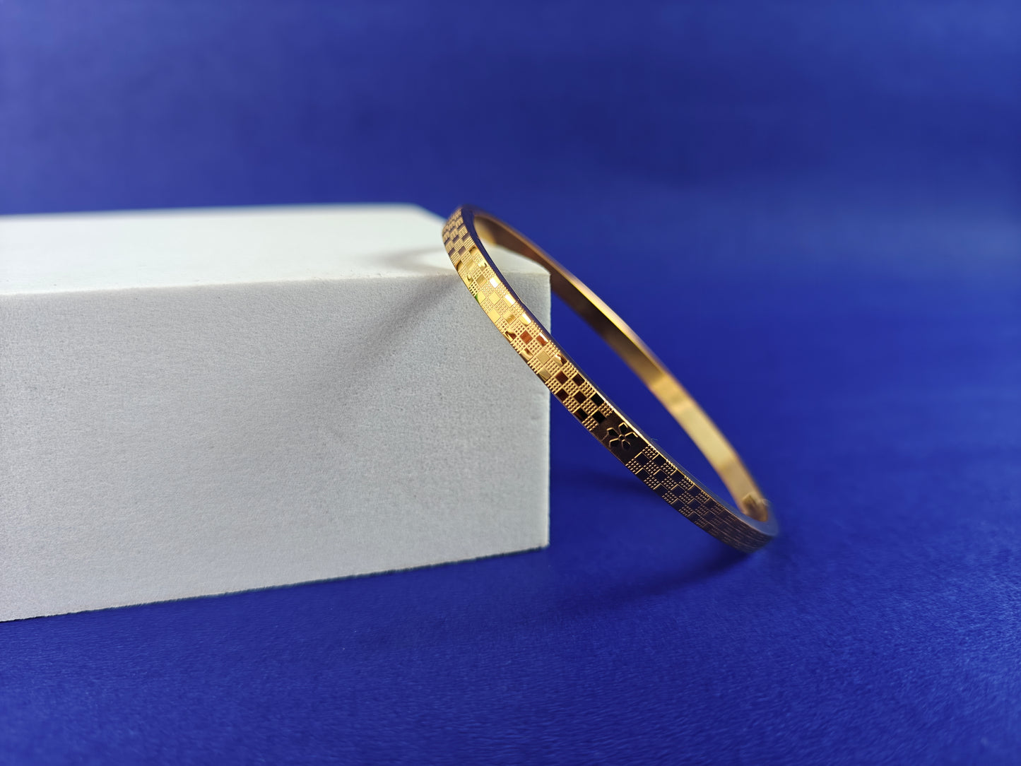 ADULT MINIMAL GOLD BRACELET y