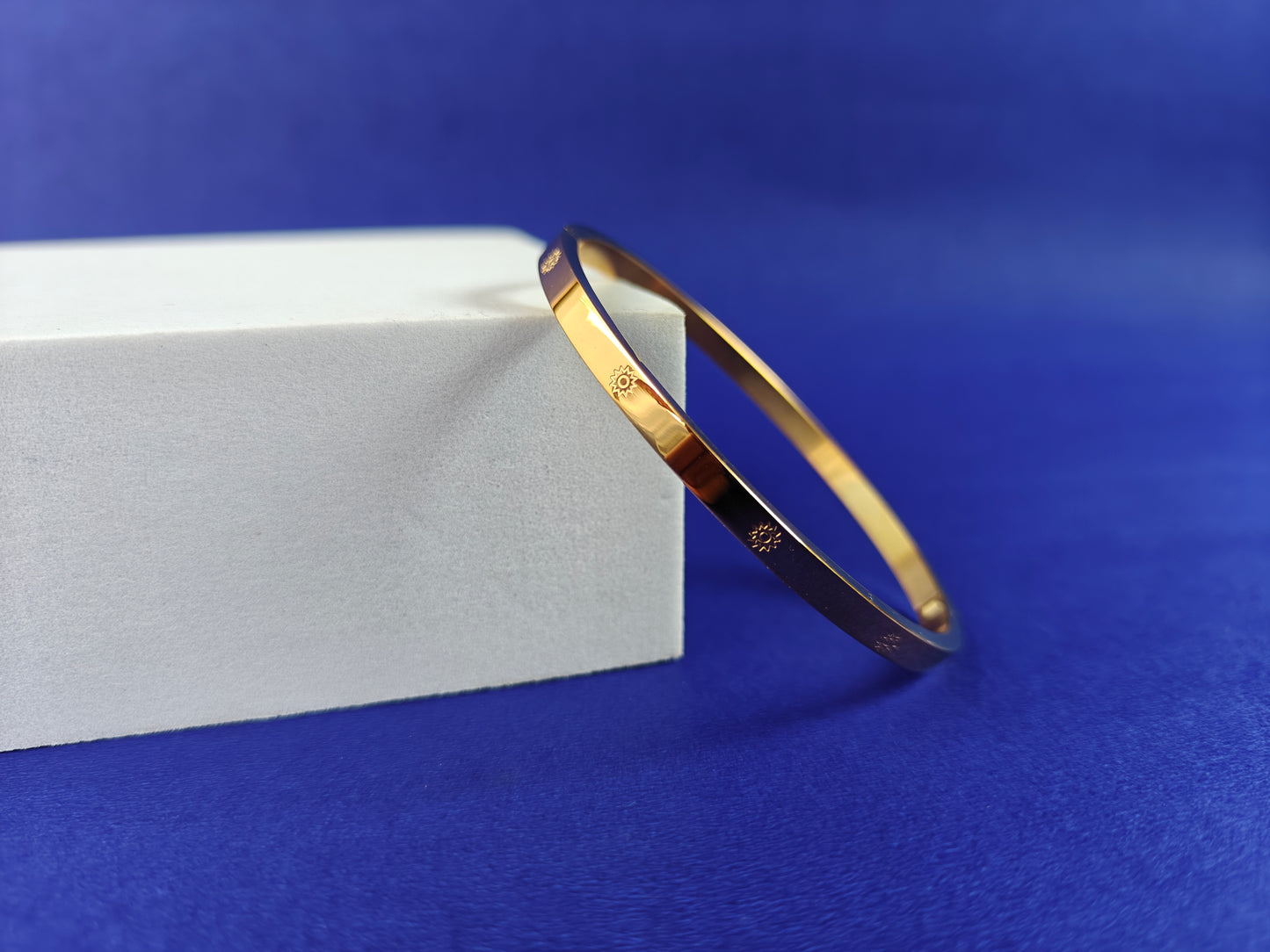 ADULT MINIMAL GOLD BRACELET y