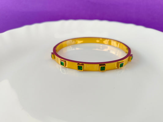 GOLD BRACELET GREEN STONE
