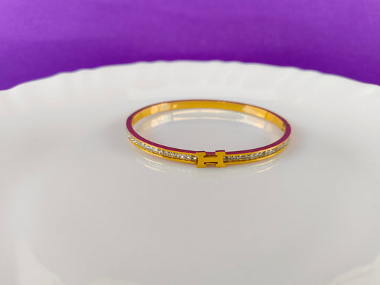 GOLD H WHITE STONE BRACELET
