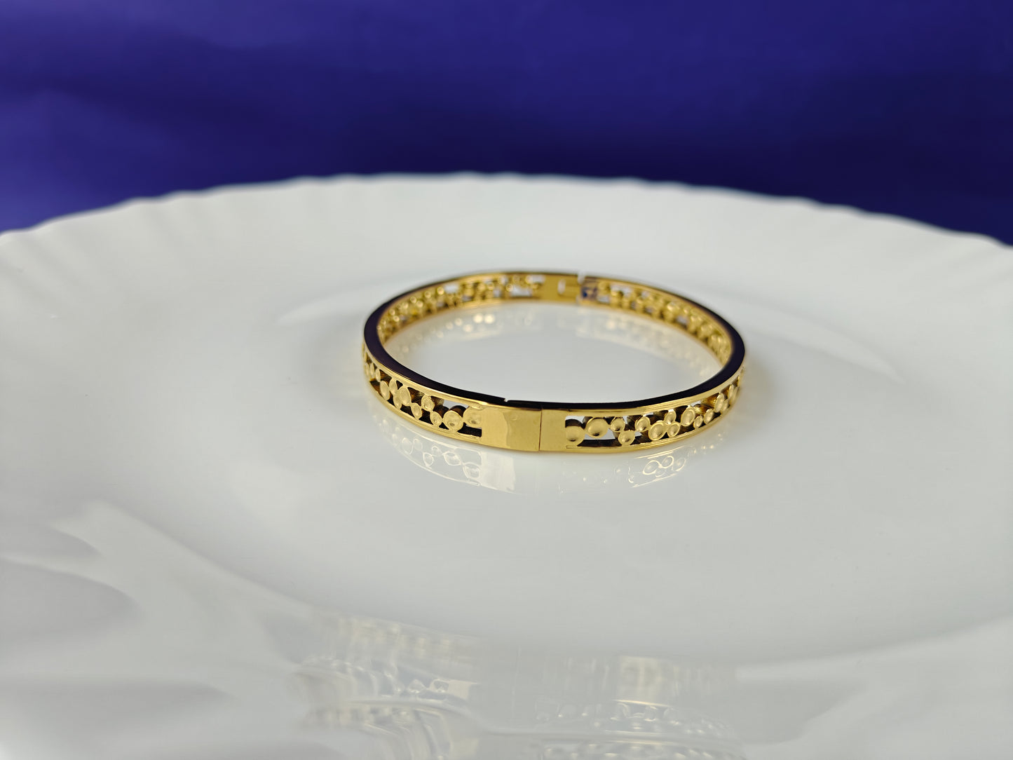 GOLD  BRACELET