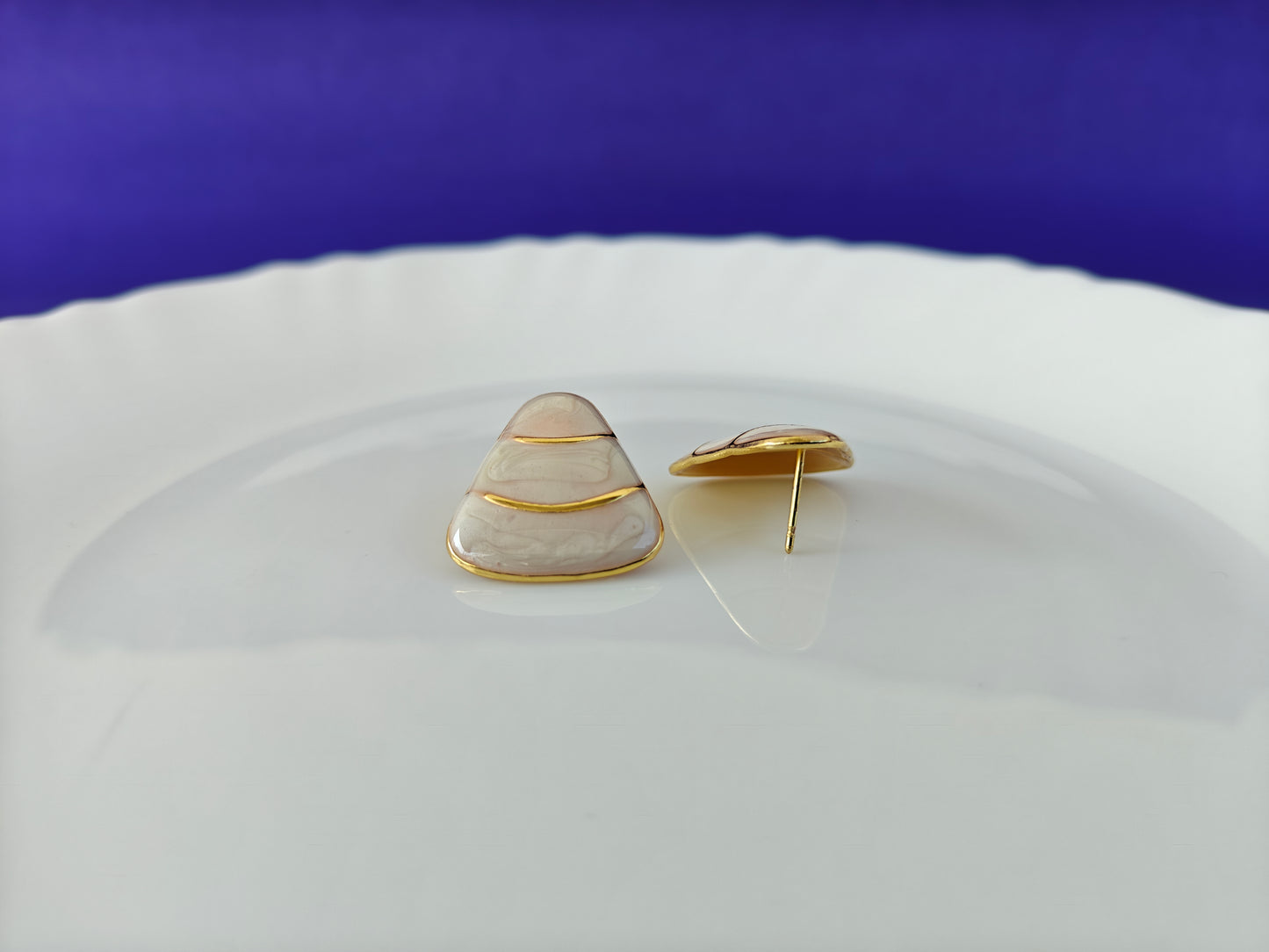 GOLD EARRING  8O T7 X