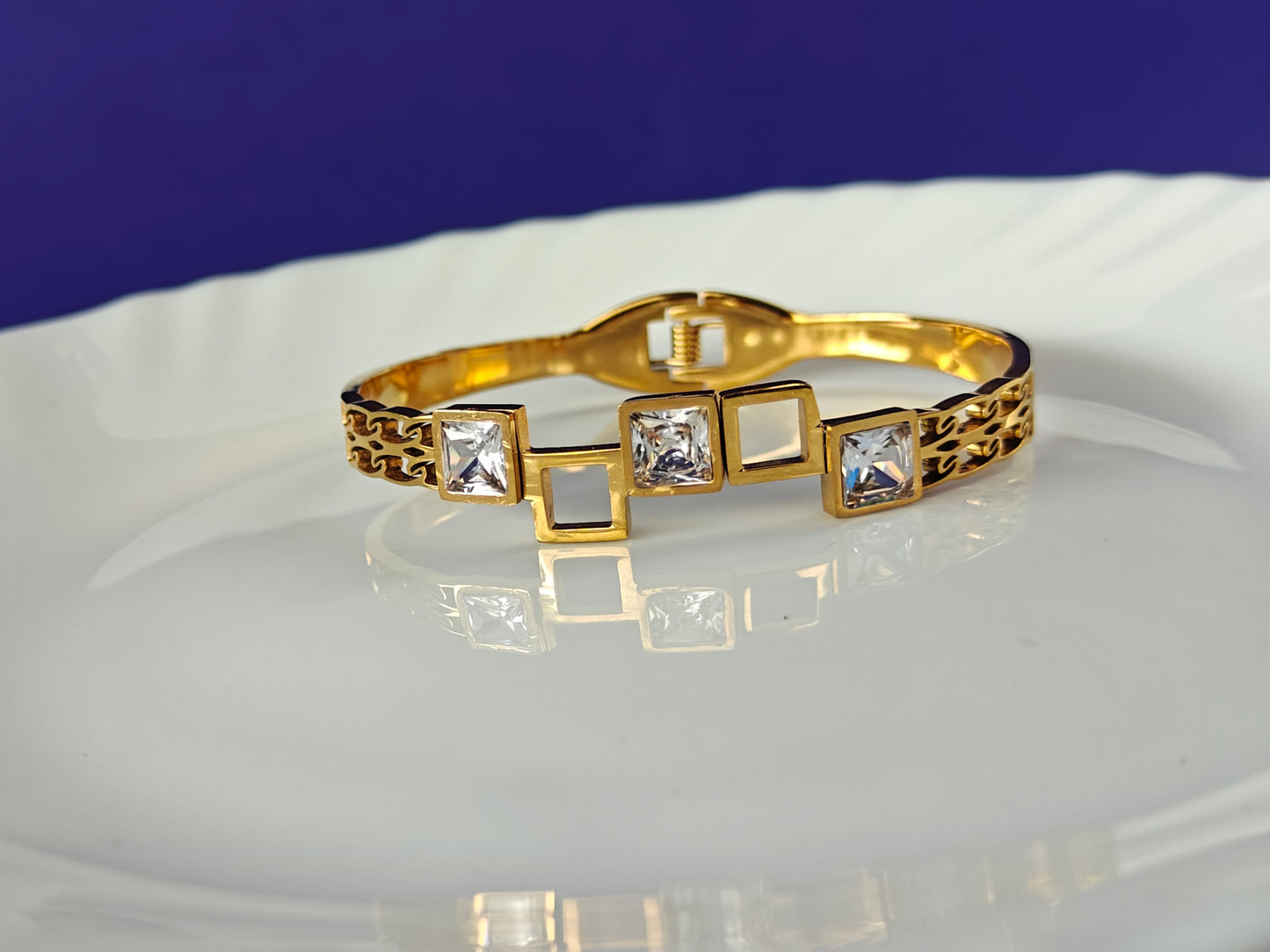 GOLD  BRACELET