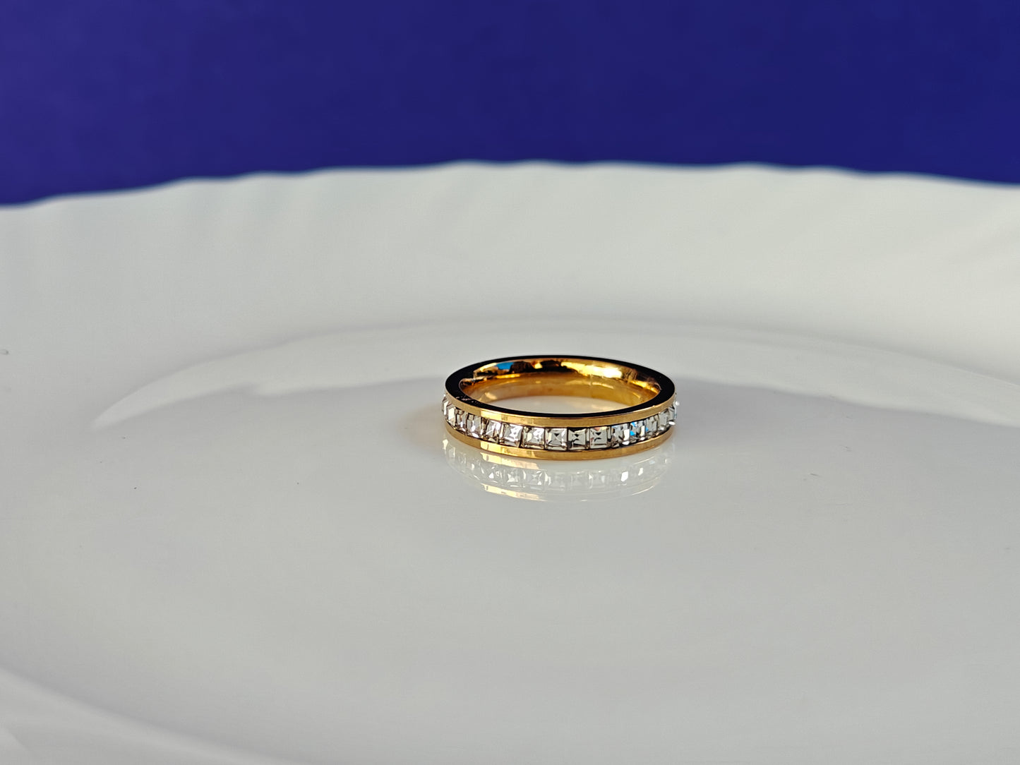 GOLD RING ..