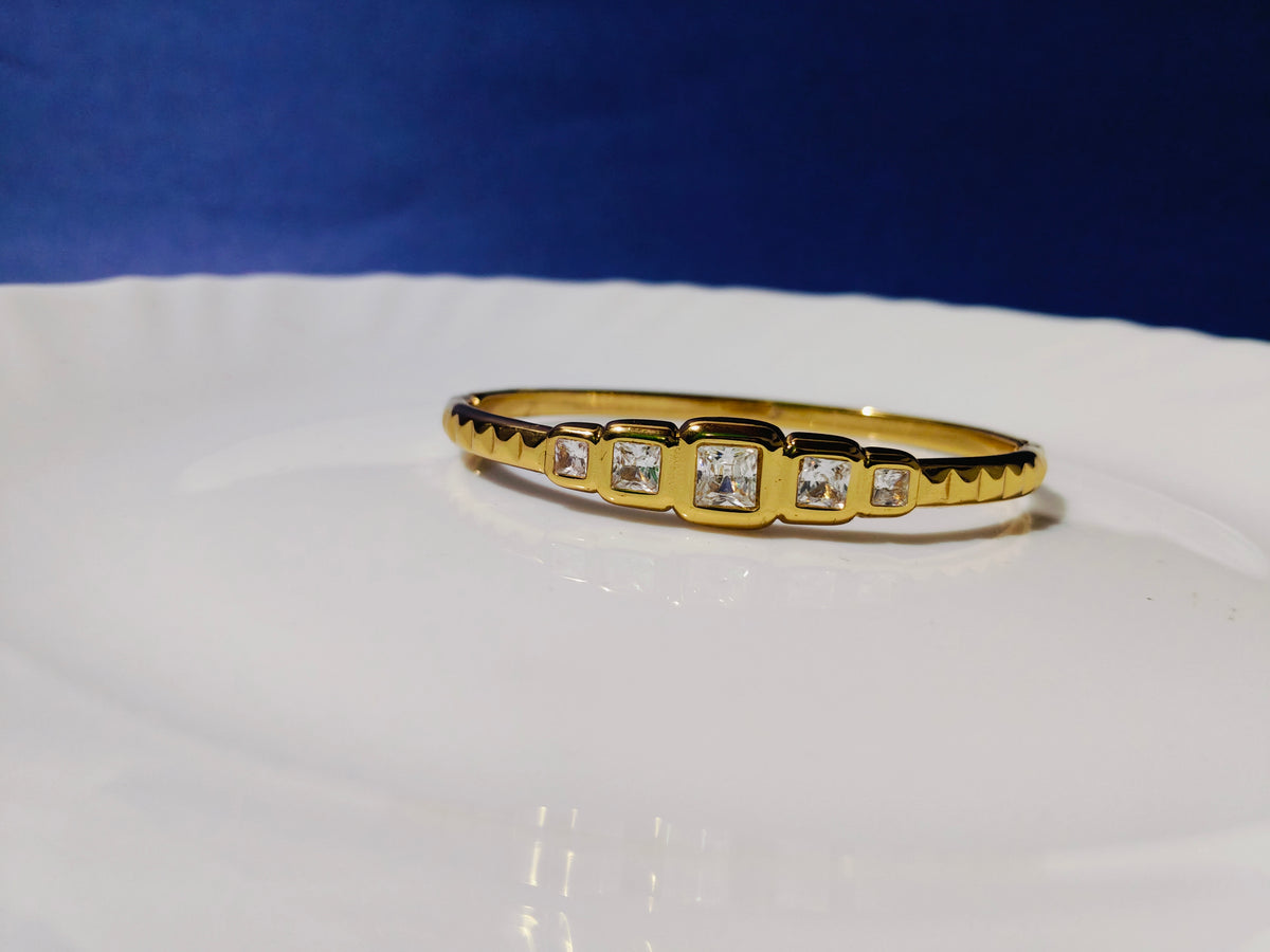 GOLD  BRACELET