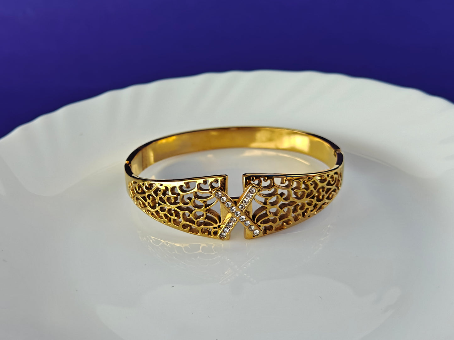 GOLD  BRACELET