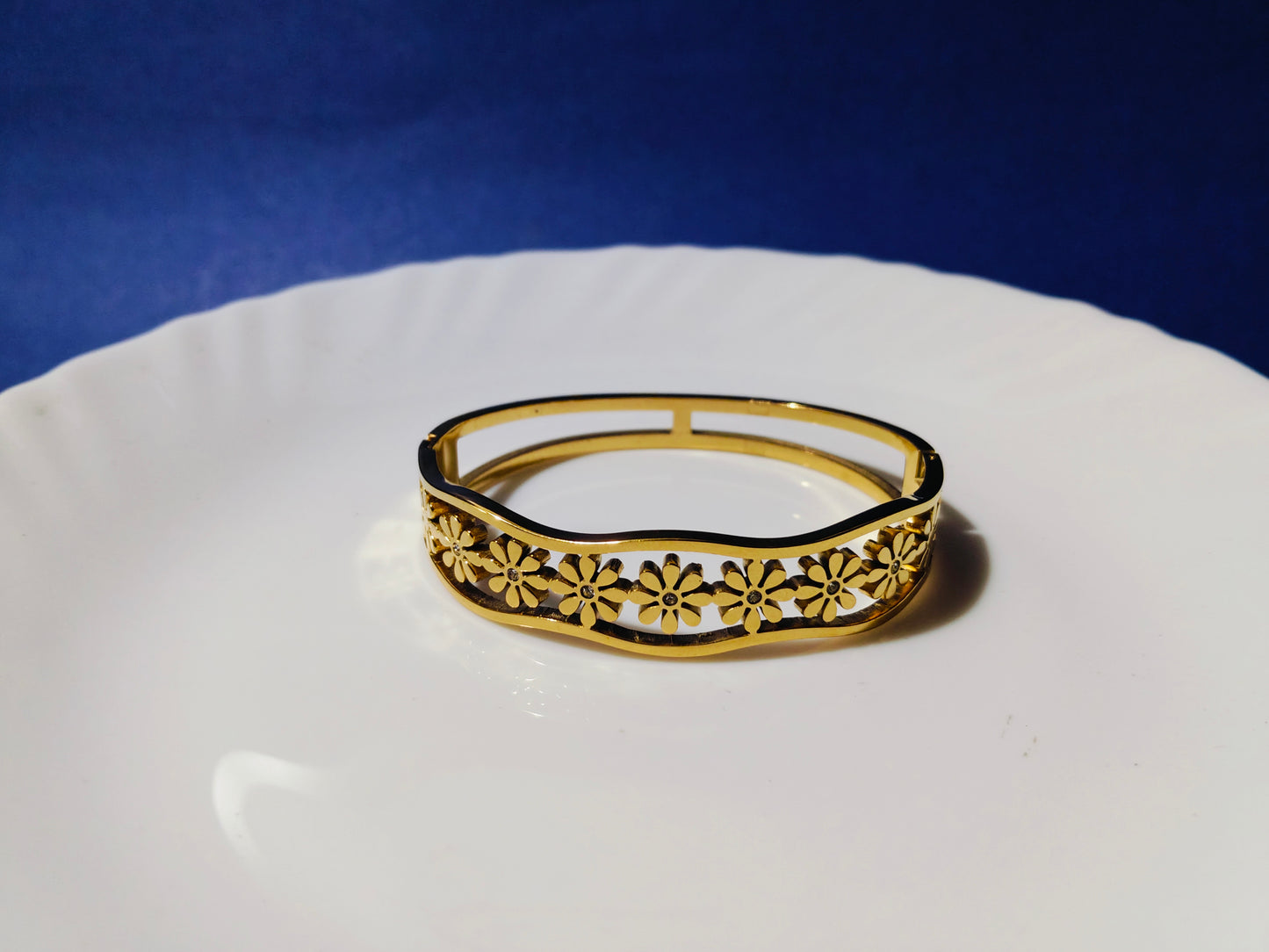 GOLD  BRACELET
