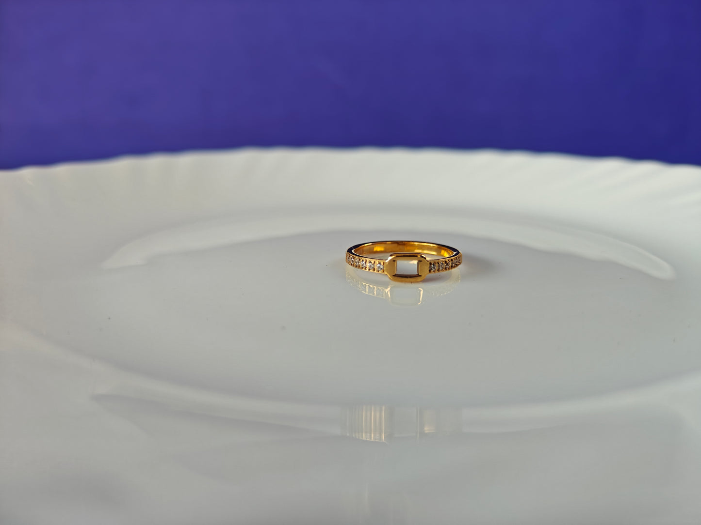 GOLD RING ..