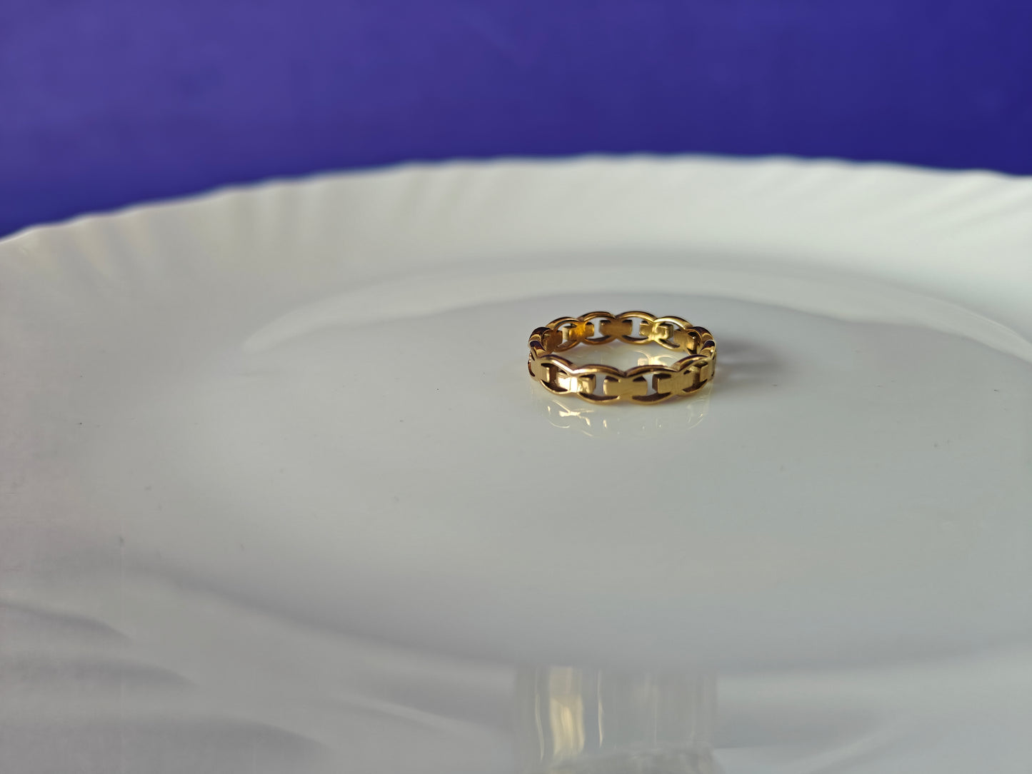 GOLD RING ..