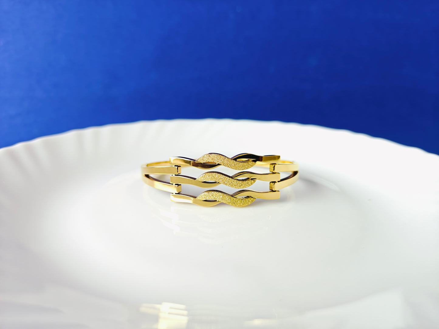 GOLD  BRACELET