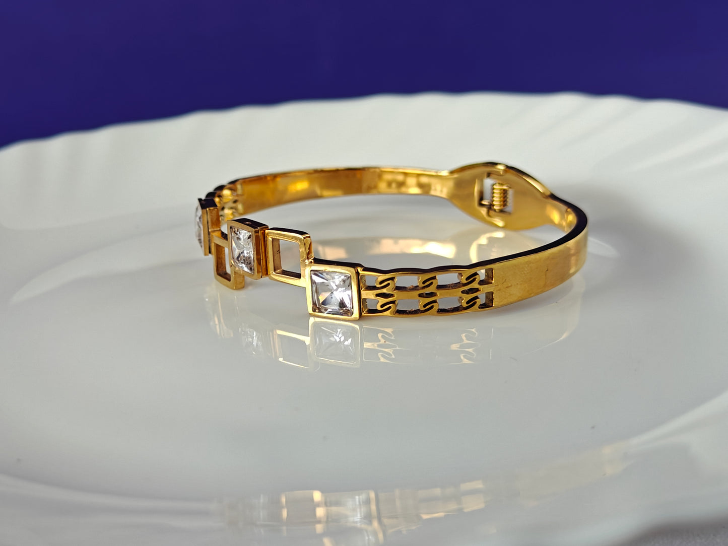 GOLD  BRACELET