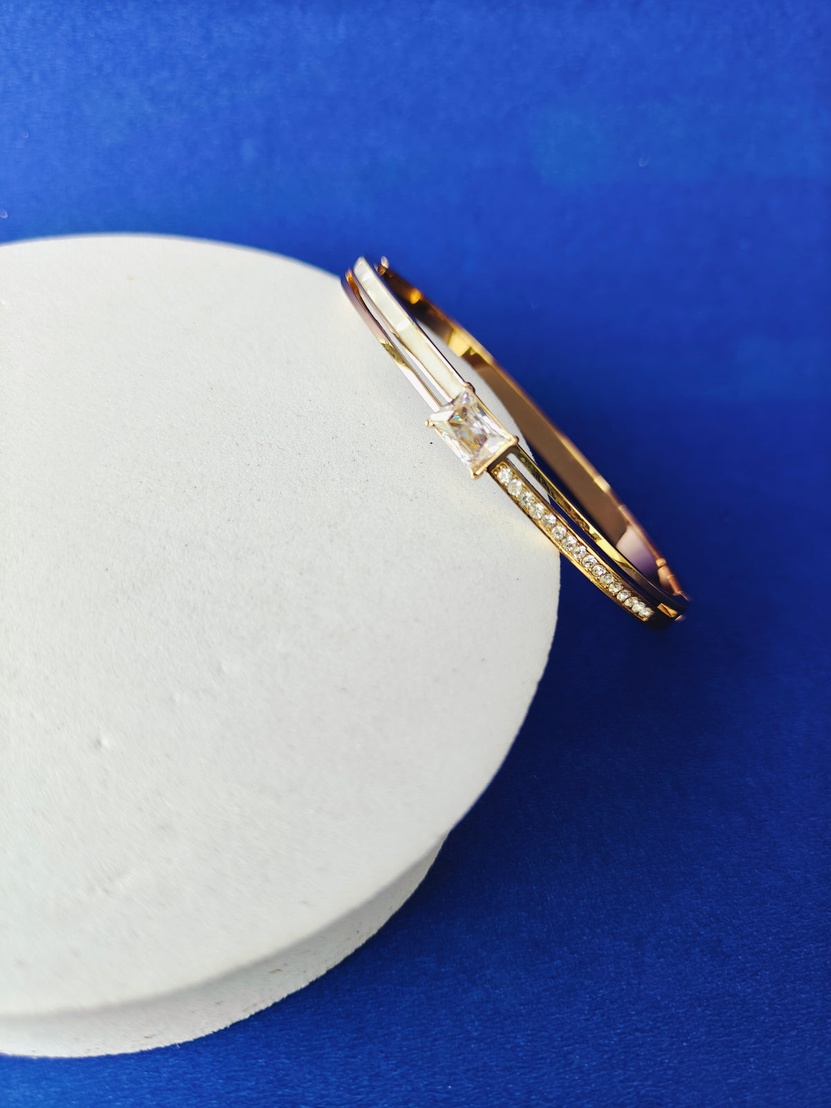 GOLD  BRACELET