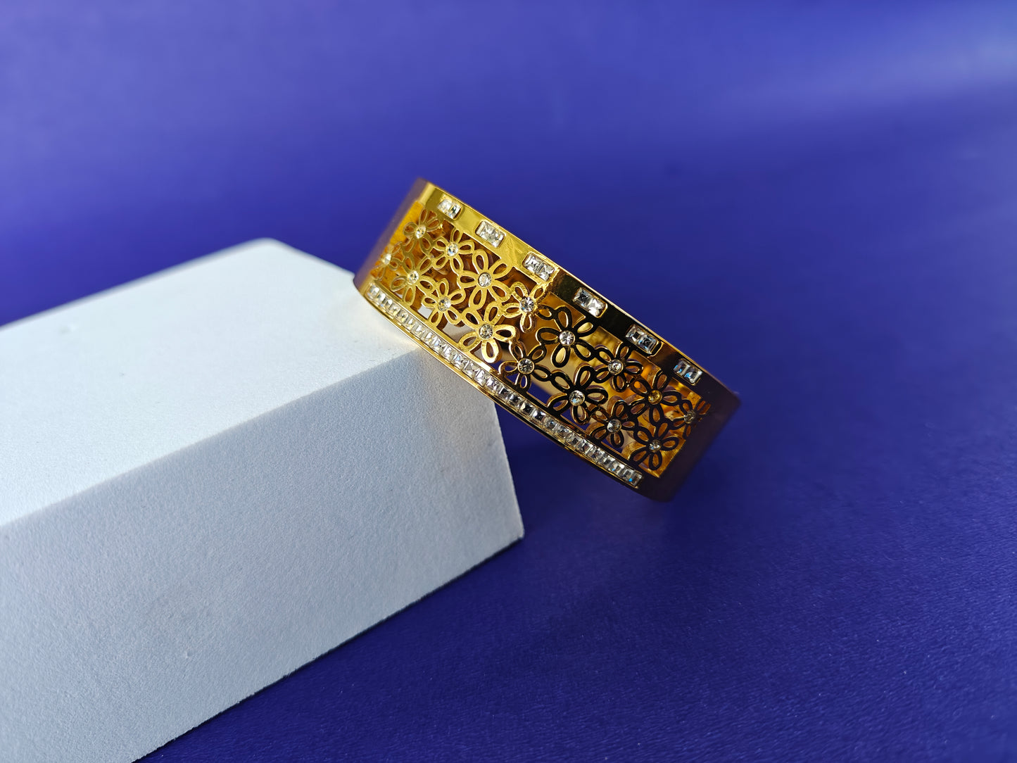 GOLD  BRACELET