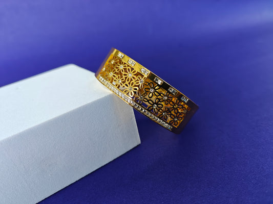 GOLD  BRACELET