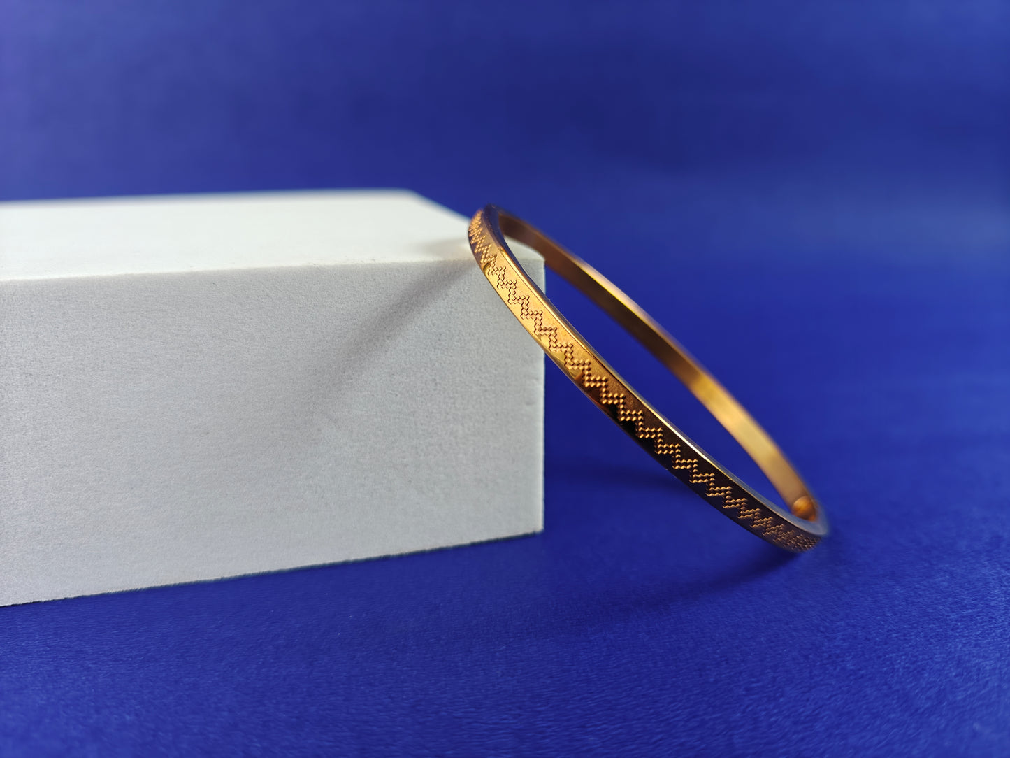 ADULT MINIMAL GOLD BRACELET y