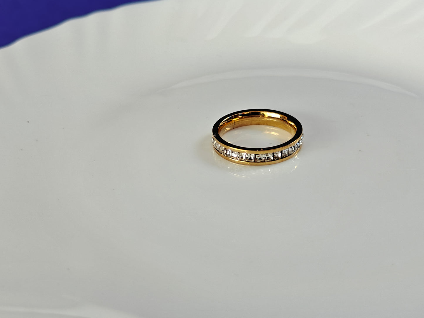 GOLD RING ..