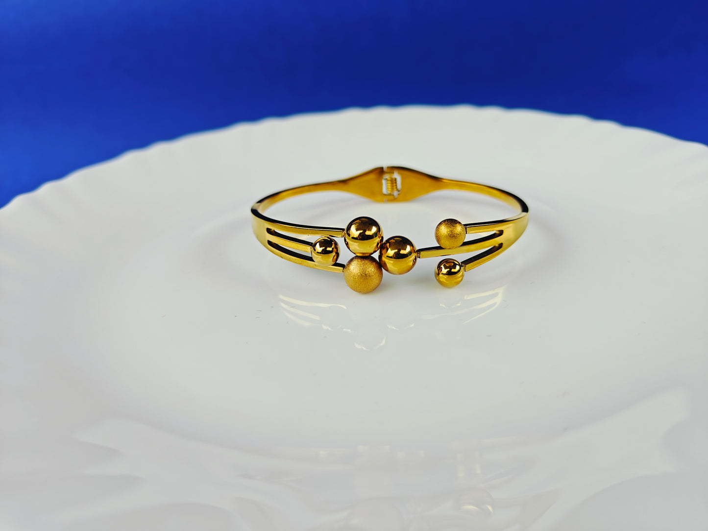 GOLD  BRACELET