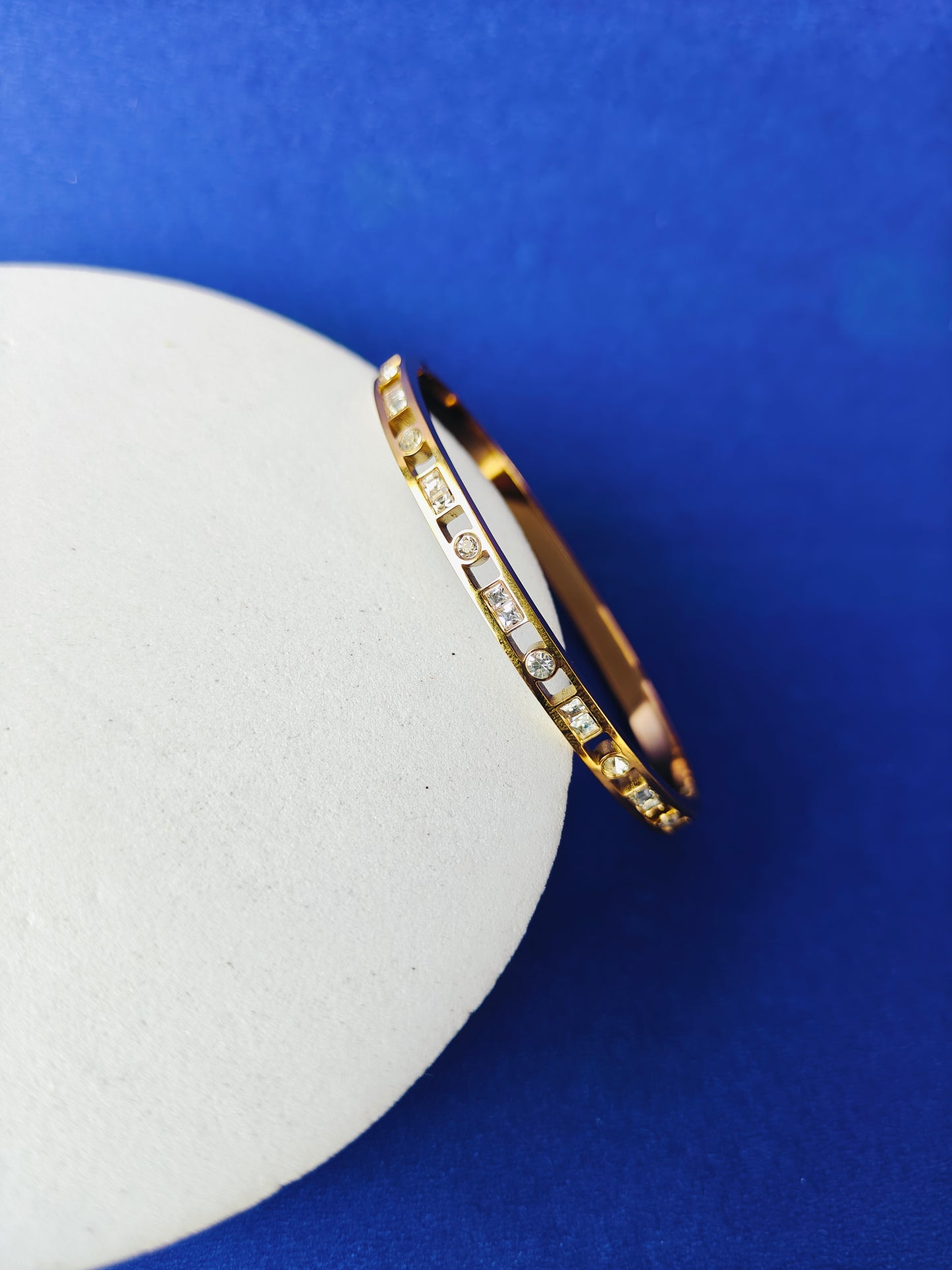 GOLD  BRACELET