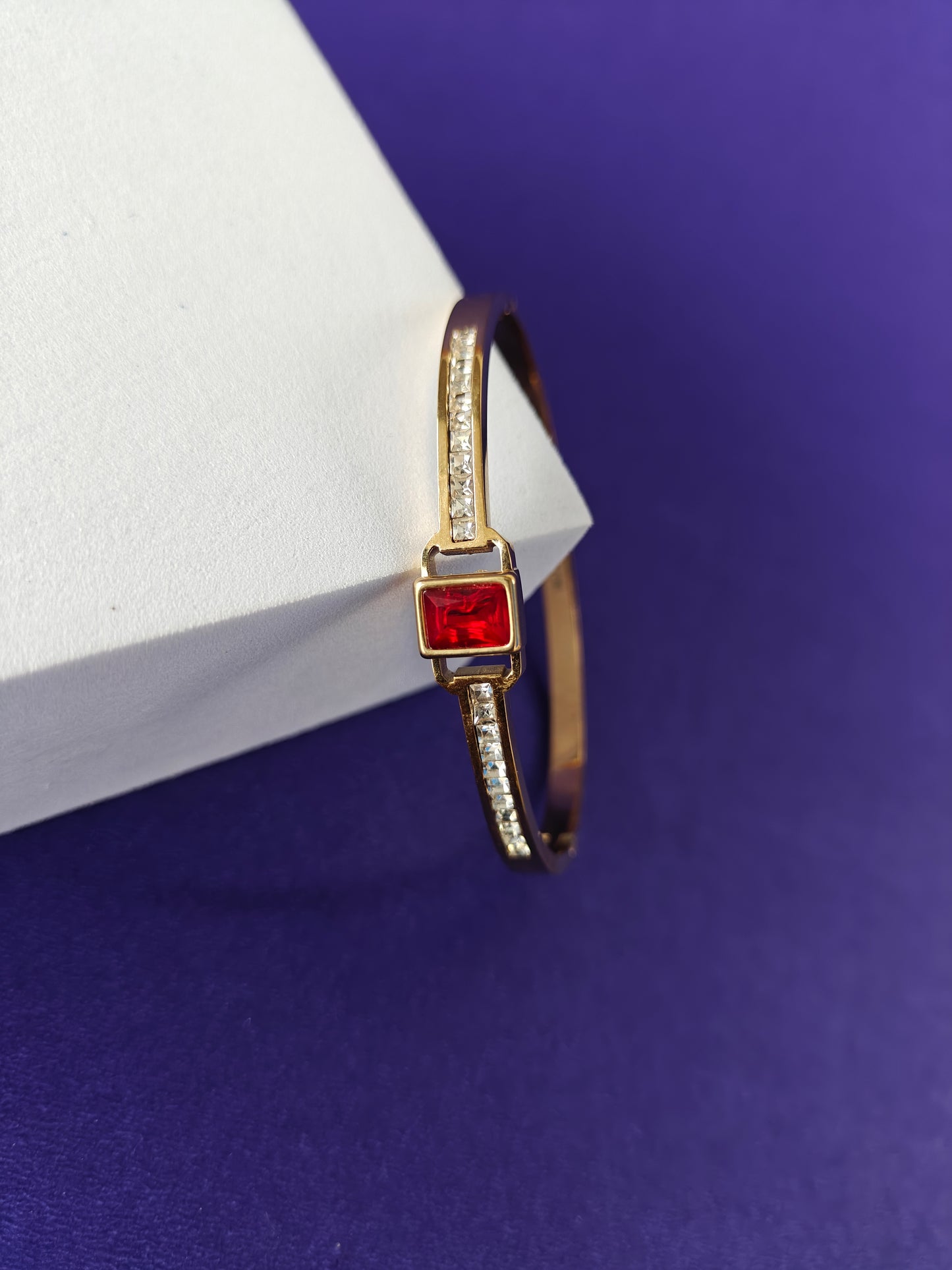 GOLD  BRACELET