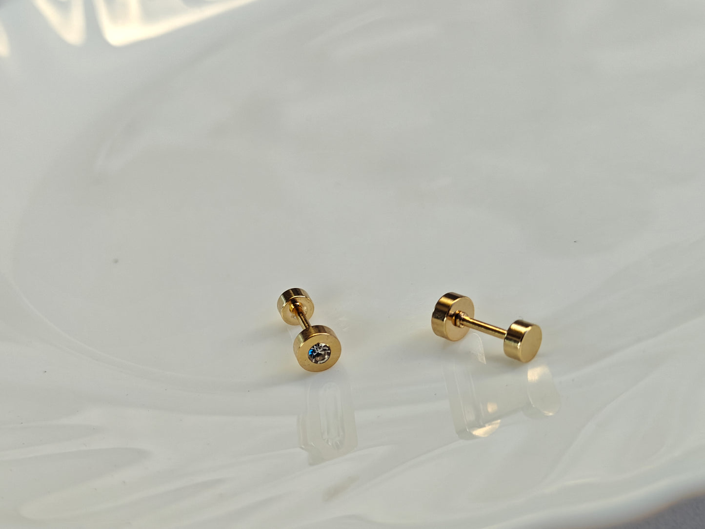 SCREW TYPE GOLD EARRINGS ANTI TARNISH AS 4.