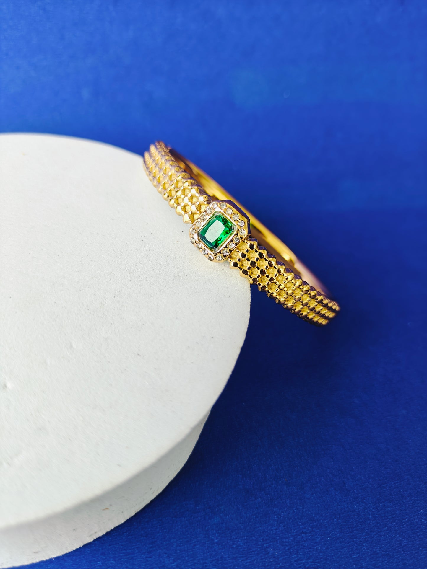 GOLD  BRACELET