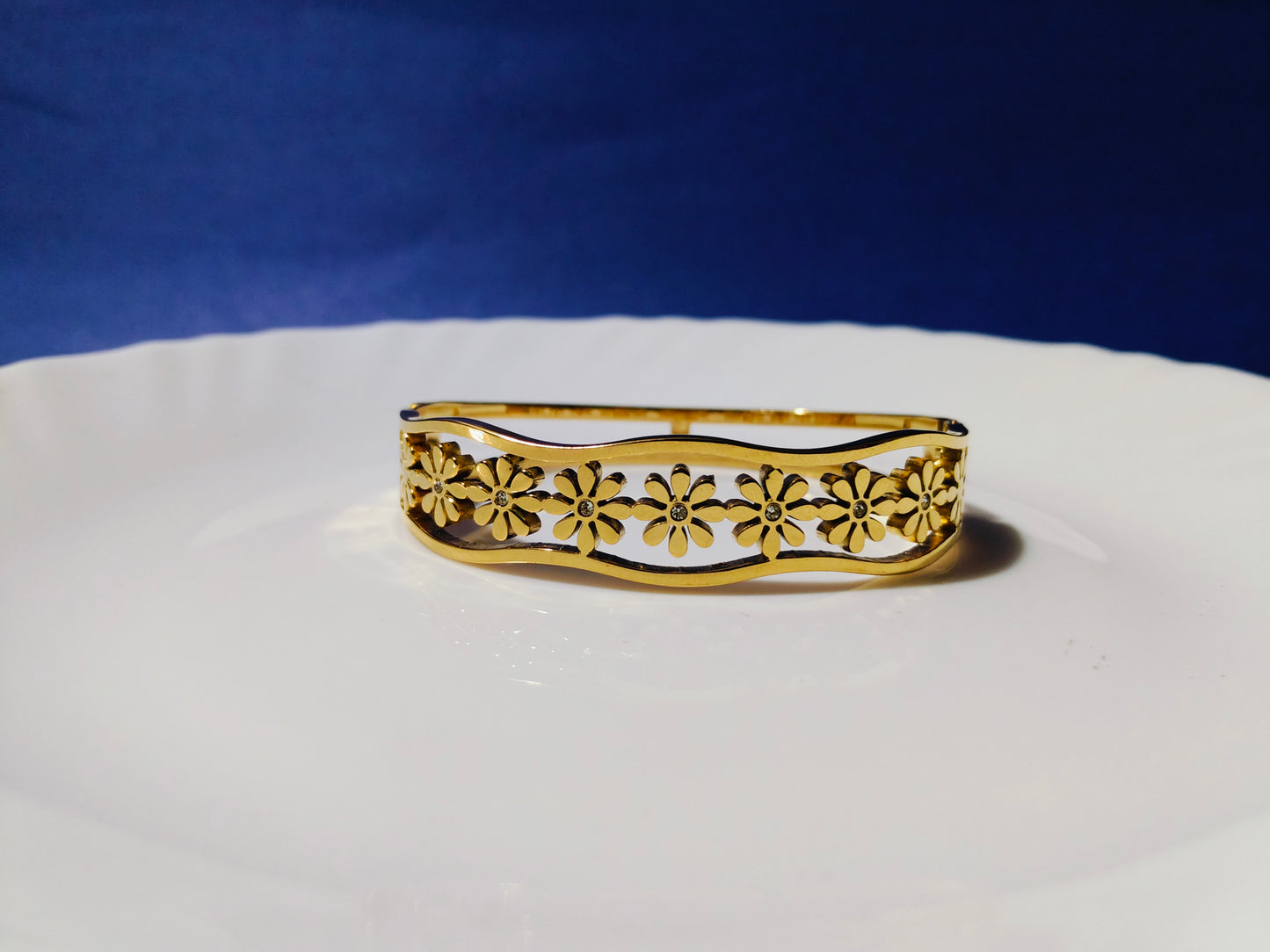 GOLD  BRACELET