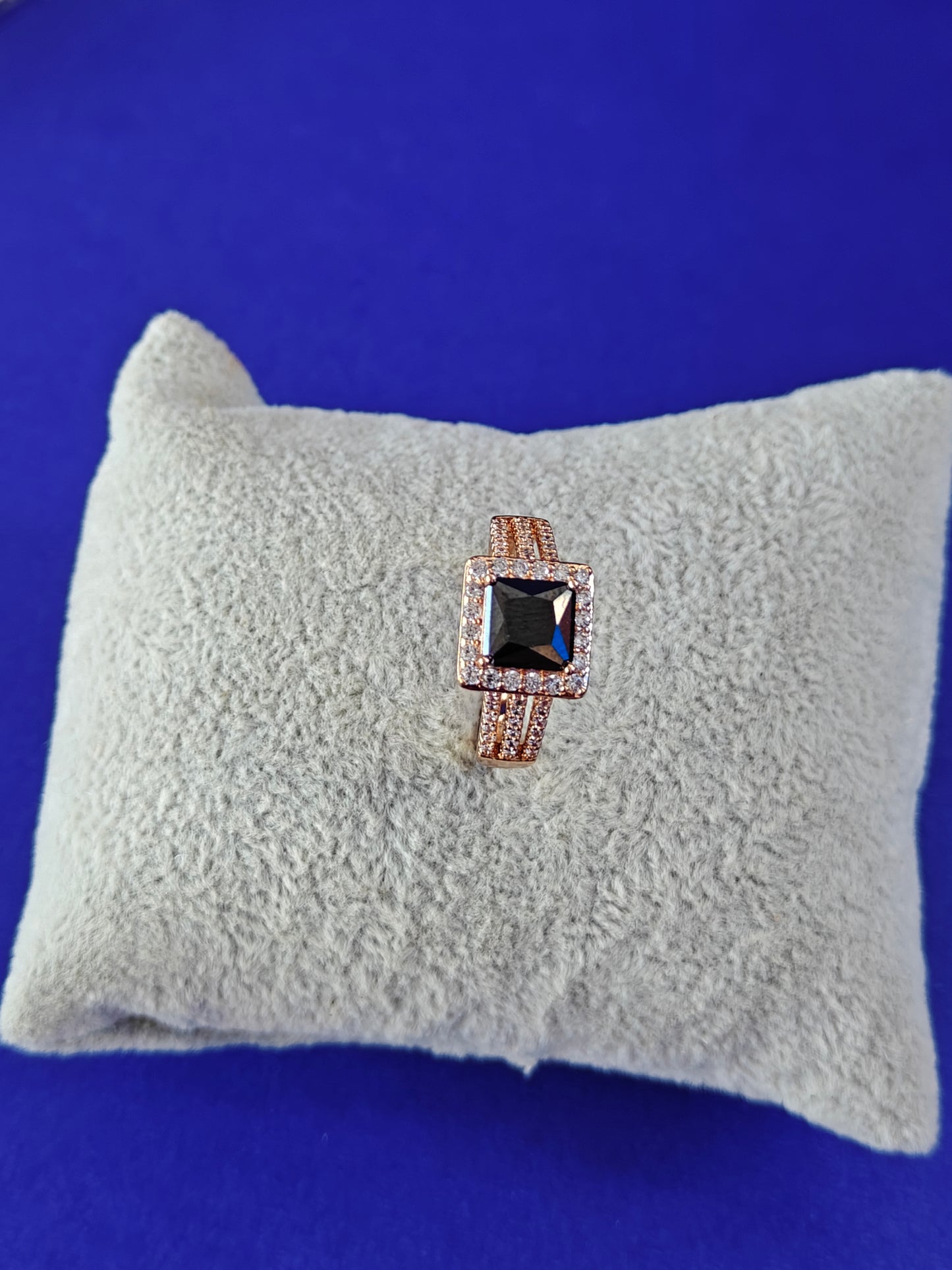 ROSEGOLD RING ..