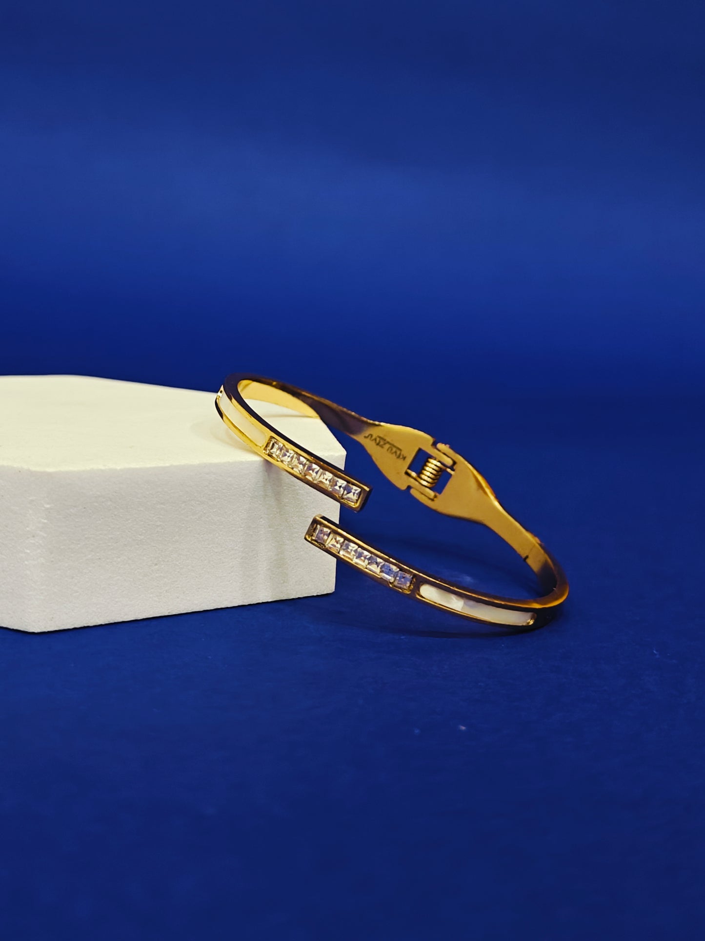 KIDS GOLD BRACELET ..
