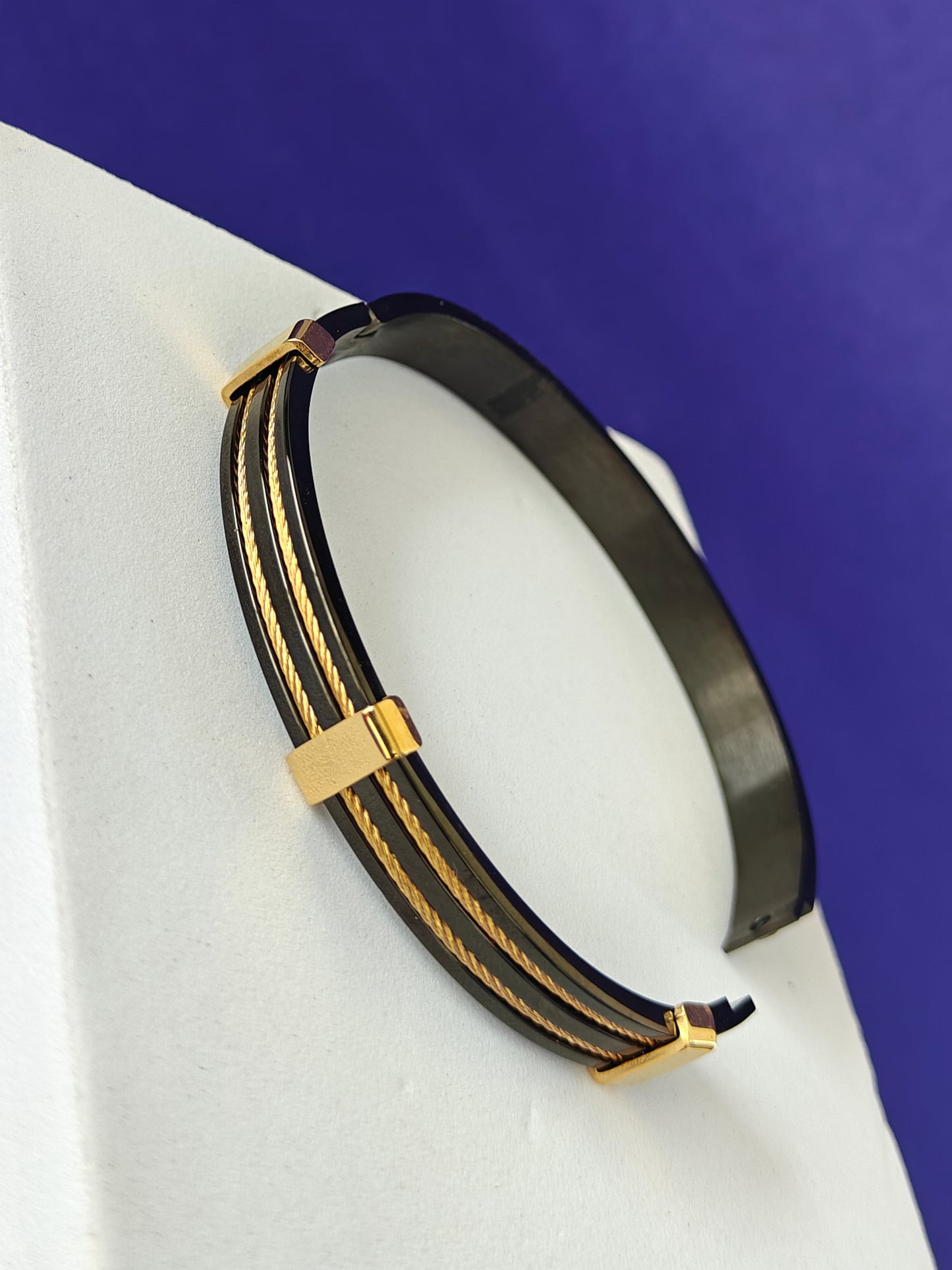 UNISEX KADA BLACK WITH GOLD BRACELET