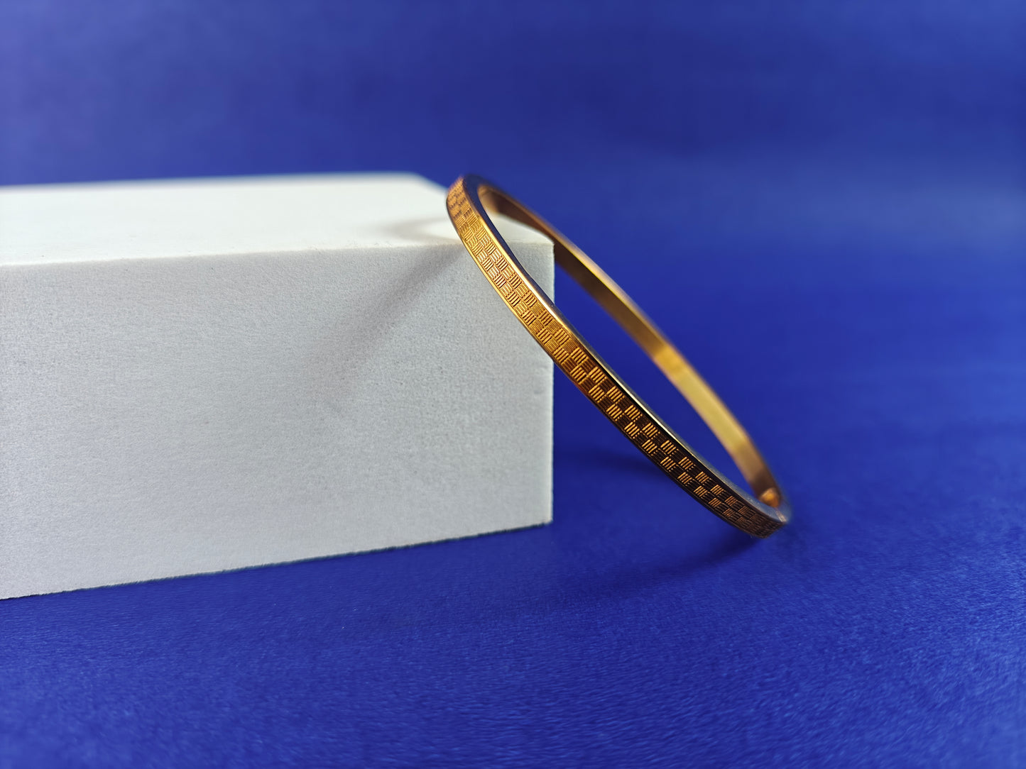 ADULT MINIMAL GOLD BRACELET y