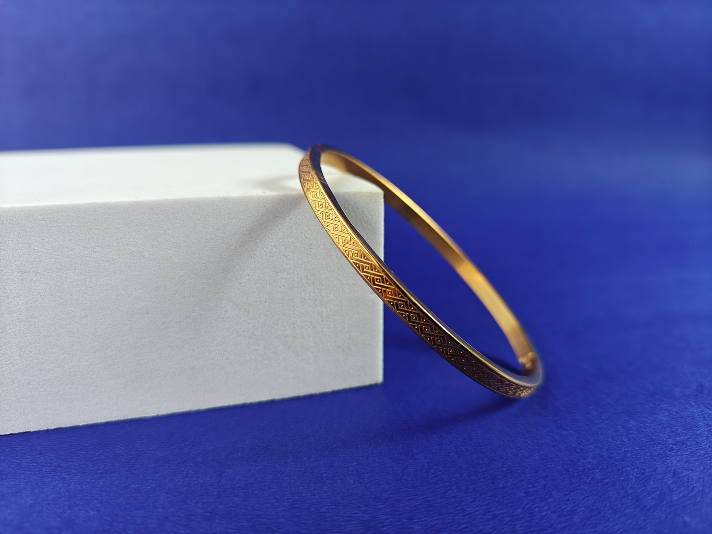 ADULT MINIMAL GOLD BRACELET y