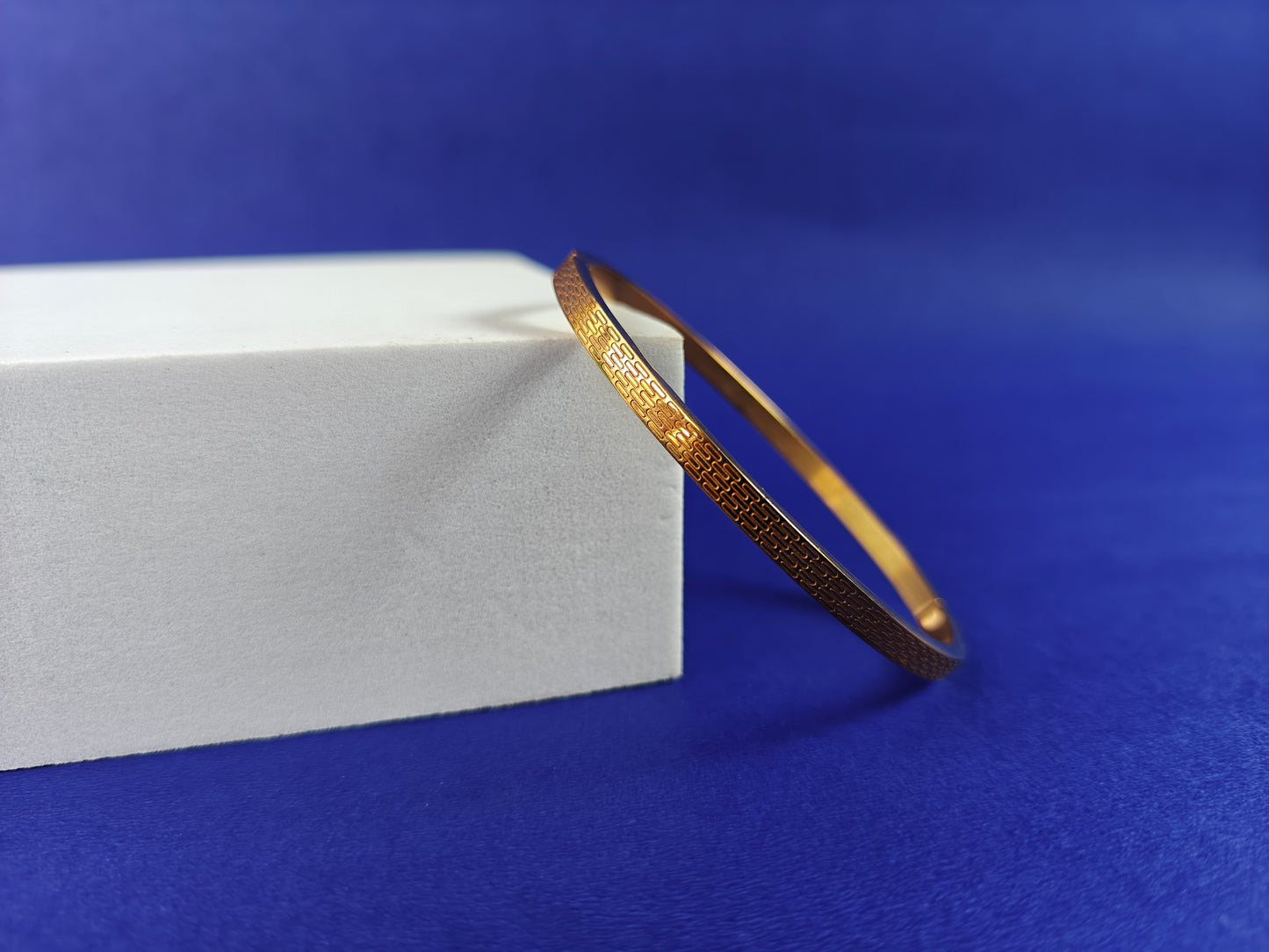 ADULT MINIMAL GOLD BRACELET y