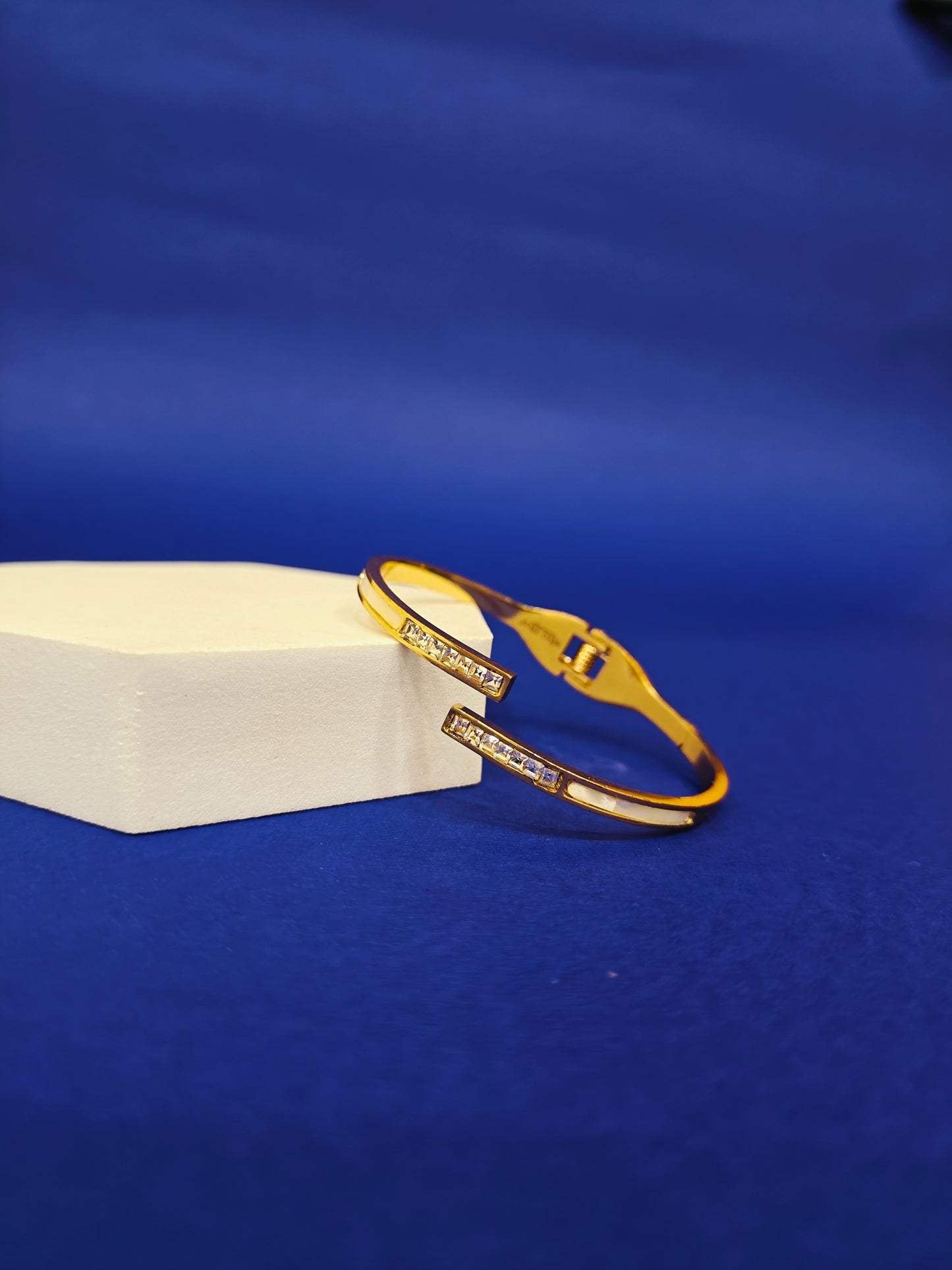 KIDS GOLD BRACELET ..