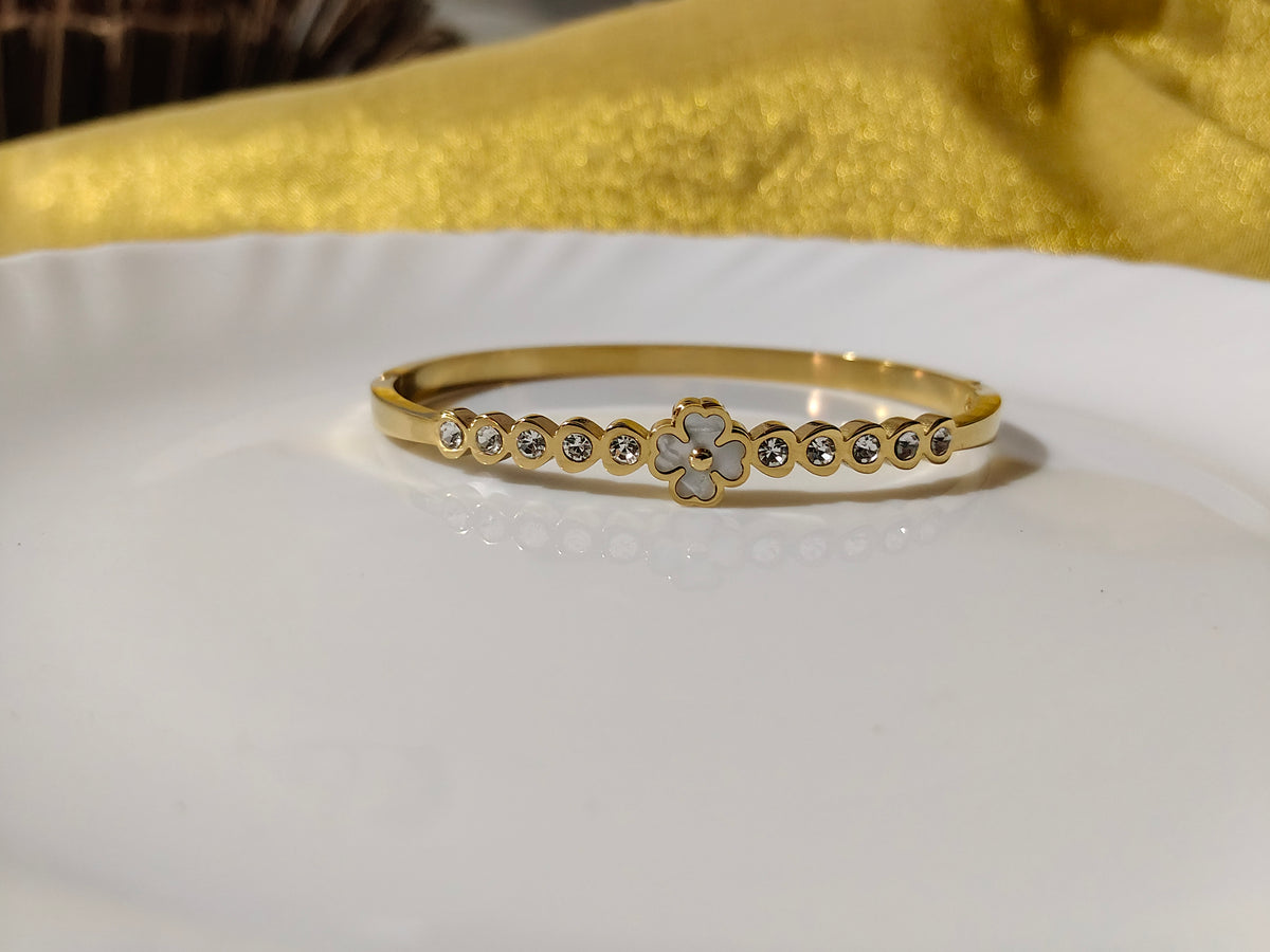 GOLD  BRACELET