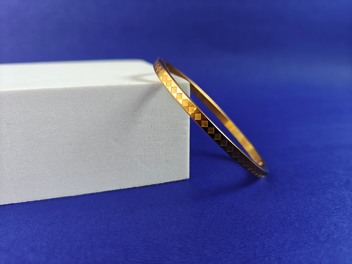ADULT MINIMAL GOLD BRACELET y