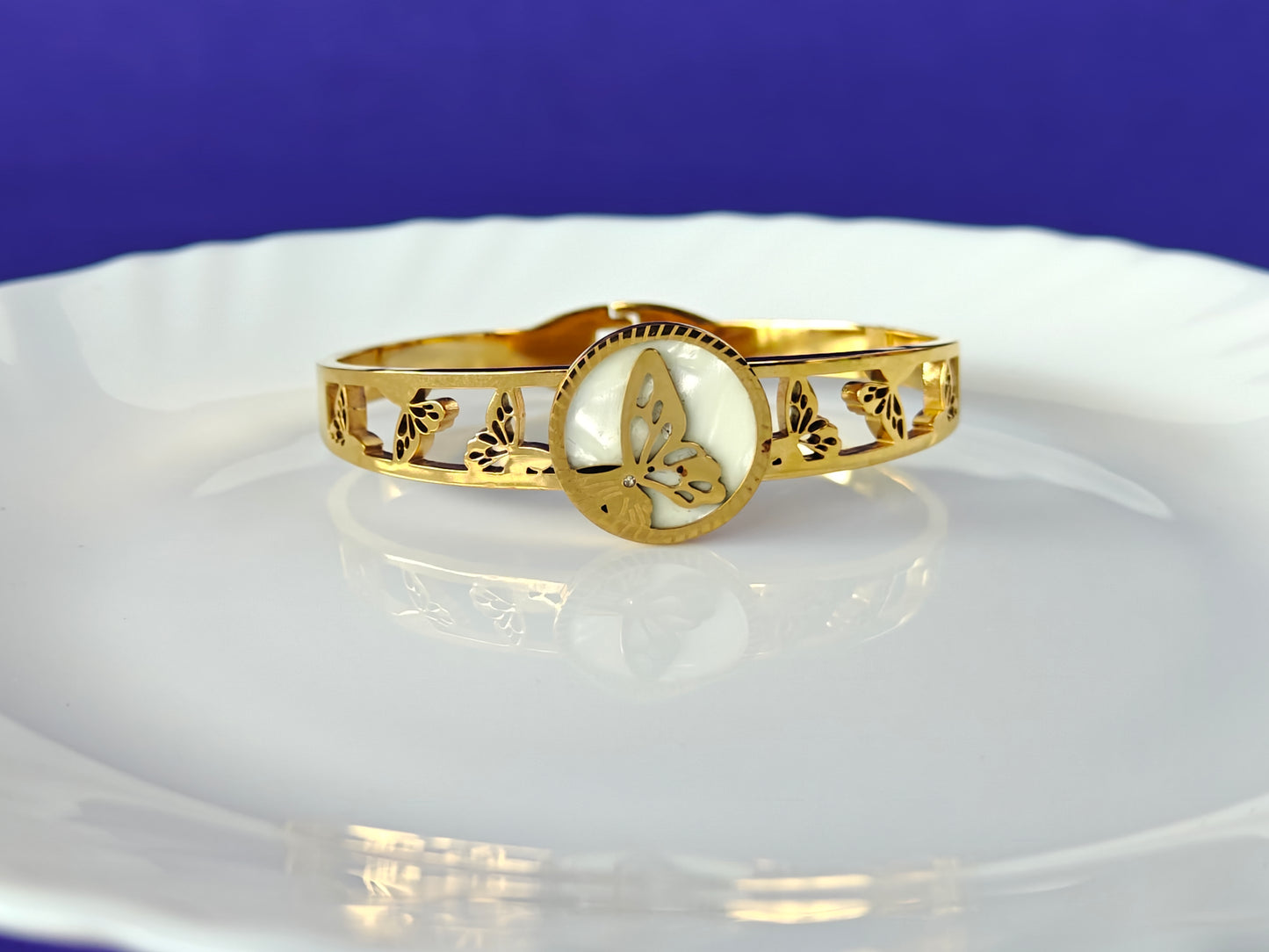 GOLD  BRACELET