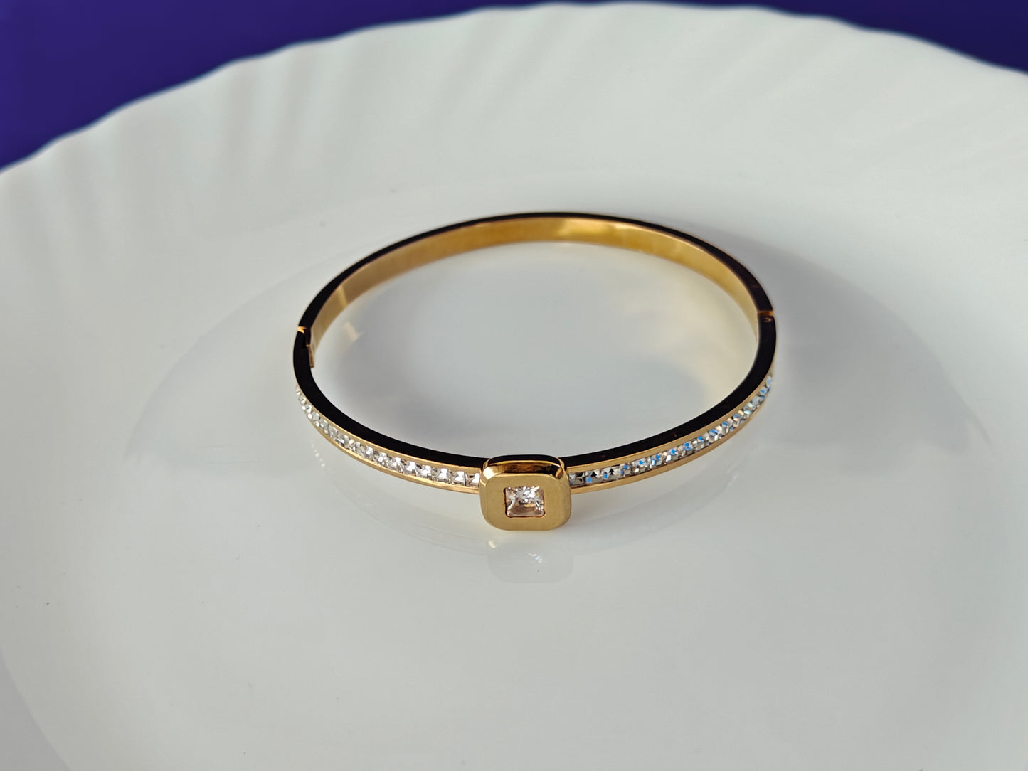 GOLD  BRACELET