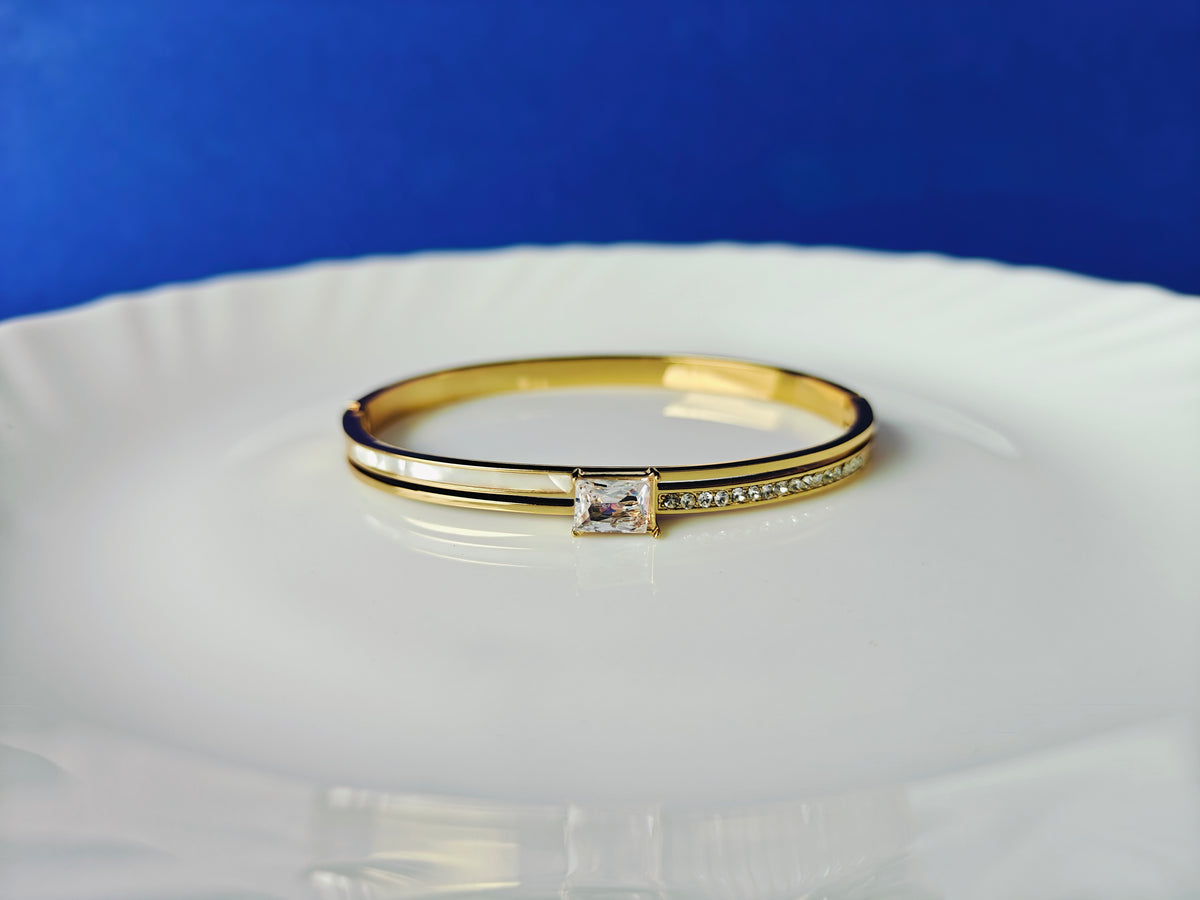 GOLD  BRACELET