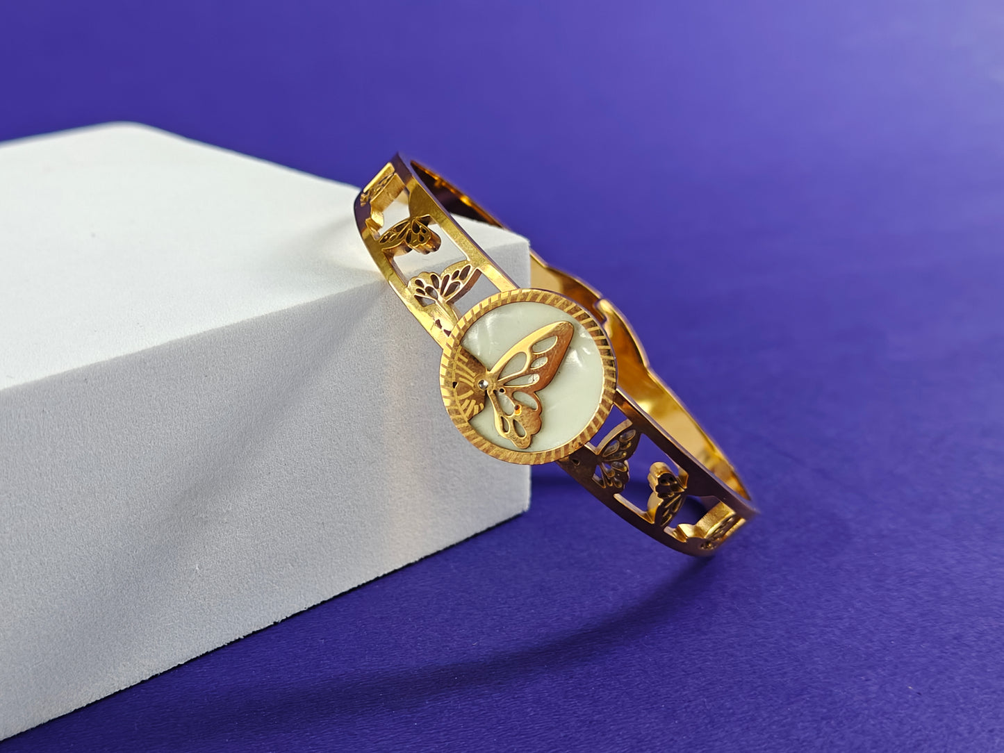 GOLD  BRACELET