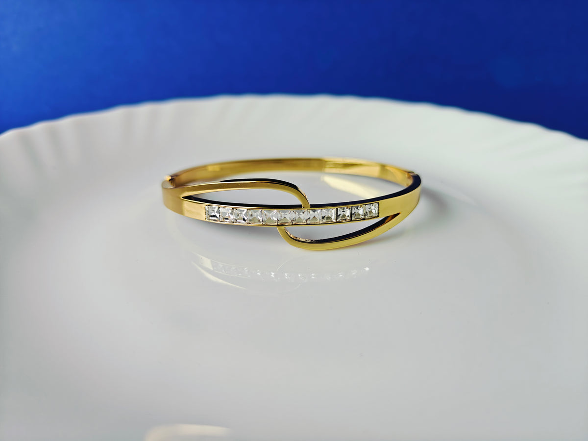 GOLD  BRACELET