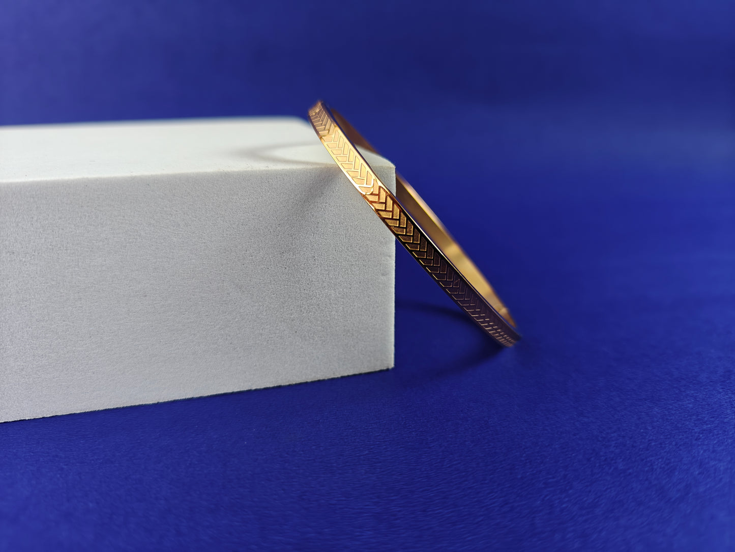 ADULT MINIMAL GOLD BRACELET y